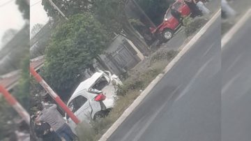 Auto fuera de control chocó a otro estacionado y solo de milagro no hubo heridos