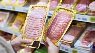 Un estudio advierte que sustancias químicas vinculadas al cáncer de mama se filtran en los alimentos desde los envases de plástico