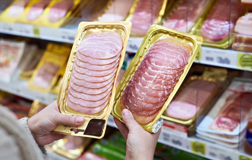 Un estudio advierte que sustancias químicas vinculadas al cáncer de mama se filtran en los alimentos desde los envases de plástico