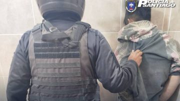 Delincuente intentó abrir una camioneta y los vecinos casi lo linchan