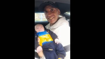 La reacción del Dibu Martínez con un bebé con la camiseta de Boca Juniors