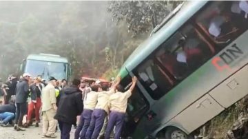 Volcó un colectivo que iba a Machu Picchu y dos turistas argentinos resultaron heridos
