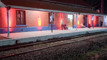 La odisea de 500 pasajeros del tren que viaja de Retiro a Tucumán: quedaron varados en Herrera