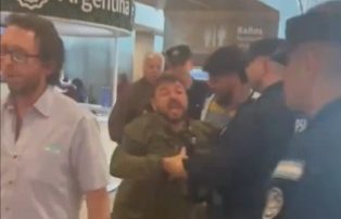 Video: Juan Grabois protagonizó un escándalo en Ezeiza luego de su viaje a Roma para visitar al Papa