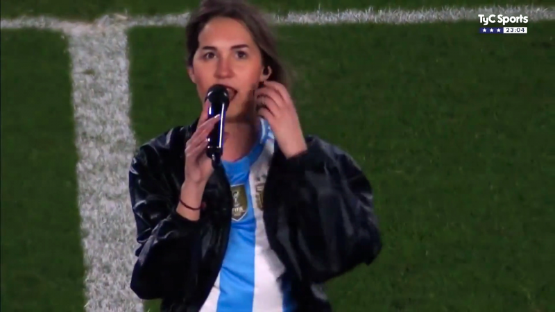 Quién es Florencia Chiusano, la periodista que creó el hit de la Selección Argentina y lo cantó en el Monumental