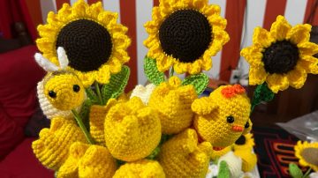 Furor por las flores amarillas: el creativo emprendimiento de una madre y su hija que tejen ramos a crochet