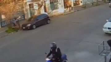 Impactante: se arrojó del balcón al ver que le robaban su moto y sufrió una grave lesión