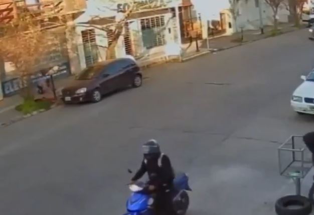 Impactante: se arrojó del balcón al ver que le robaban su moto y sufrió una grave lesión