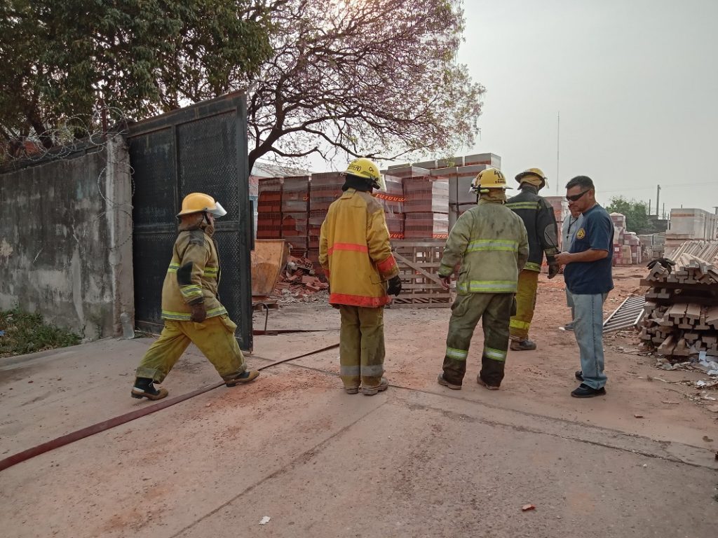 Incendio de un depósito causó pánico en el barrio Industria