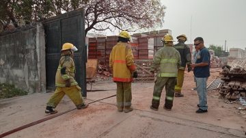 Incendio de un depósito causó pánico en el barrio Industria