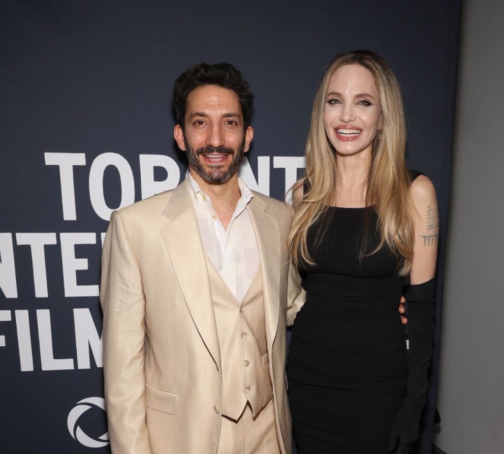 Juan Minujín desembarcó en Hollywood a lo grande y se sacó fotos con Angelina Jolie