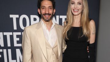 Juan Minujín desembarcó en Hollywood a lo grande y se sacó fotos con Angelina Jolie
