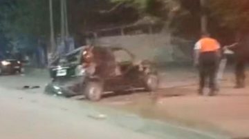 VIDEO. Impactante vuelco de un auto sobre la colectora de Avenida Lugones