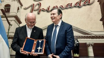 Zamora obsequió un rosario único al arzobispo Bokalic por el traspaso de la Sede Primada