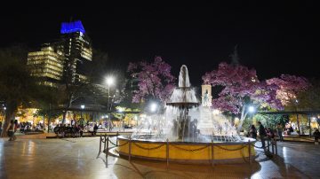 Susto y tensión en el centro: adolescentes armados con cuchillos se citaron a pelear en la Plaza Libertad