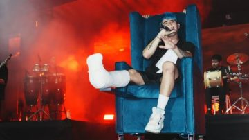 El video de LUCK RA cantando enyesado en un sillon con rueditas en el festival de Formosa