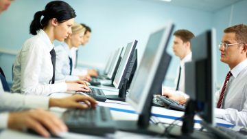 La caída en el empleo privado en Argentina continúa pese a un leve repunte de la actividad