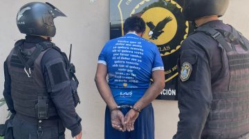 Delincuente se arrojó al Río Dulce para escapar de la Policía