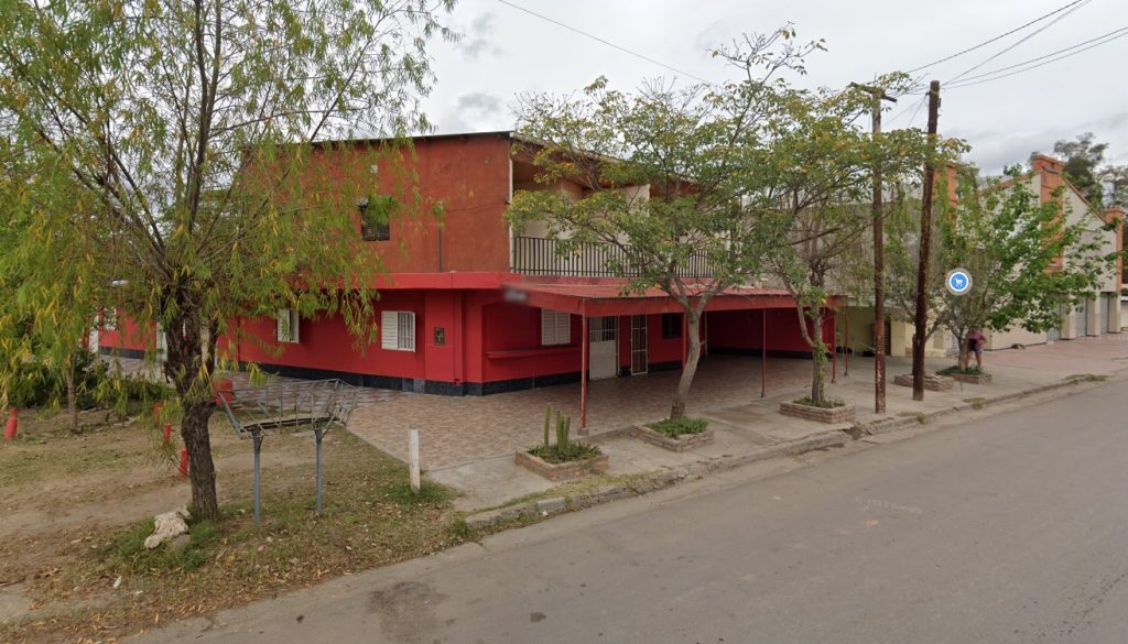 Mandó a su hija adolescente a robar en un local de ropa y la esperaba afuera para escapar: terminaron presas