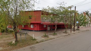 Mandó a su hija adolescente a robar en un local de ropa y la esperaba afuera para escapar: terminaron presas