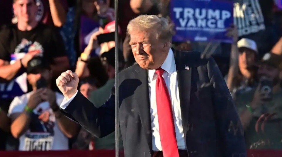 Detuvieron a un hombre armado en el acto de Donald Trump en California e investigan si se trata de un nuevo intento de atentado