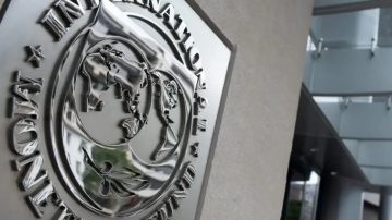 El FMI bajó la tasa de sobrecargos que paga la Argentina y el país ahorrará US$3200 millones