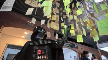 Fuerza Solidaria: Cáritas y los Dark Side Warriors encabezan la colecta de alimentos en la Feria del Libro