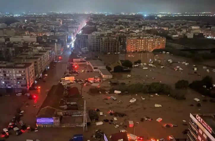 Las imágenes más estremecedores de la DANA en Valencia: buscan personas atrapadas por las inundaciones