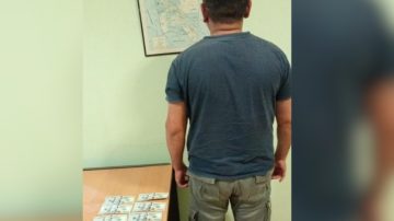 Detienen a hombre en Villa Mailín por presunta falsificación de dólares