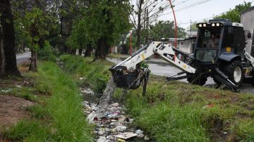 La Municipalidad retiró gran cantidad de envases plásticos y residuos del desagüe Aguirre durante la lluvia