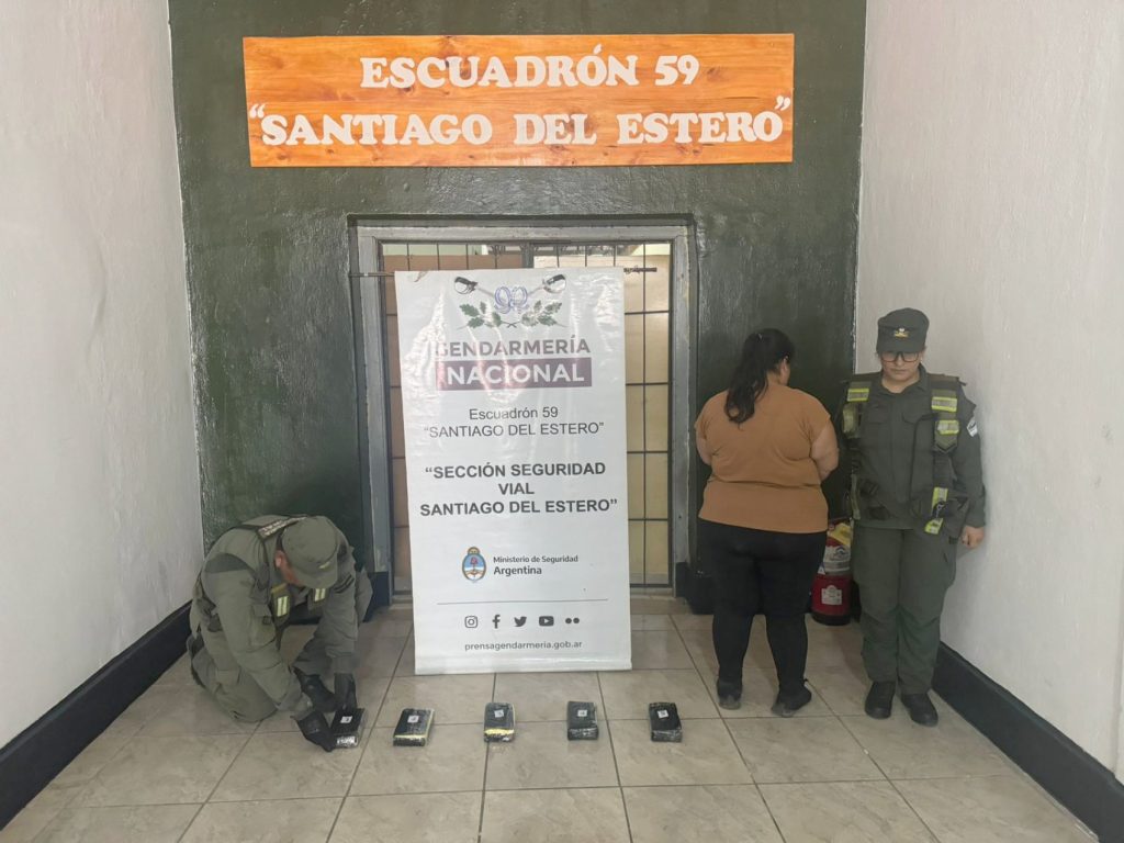 Banda: descubren a una mujer boliviana con más de 5 kilos de cocaína en un colectivo