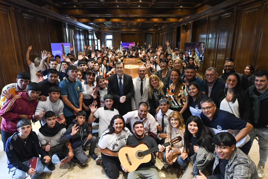 Zamora ratificó la continuidad de “Conociendo mi provincia” durante la visita de 140 estudiantes