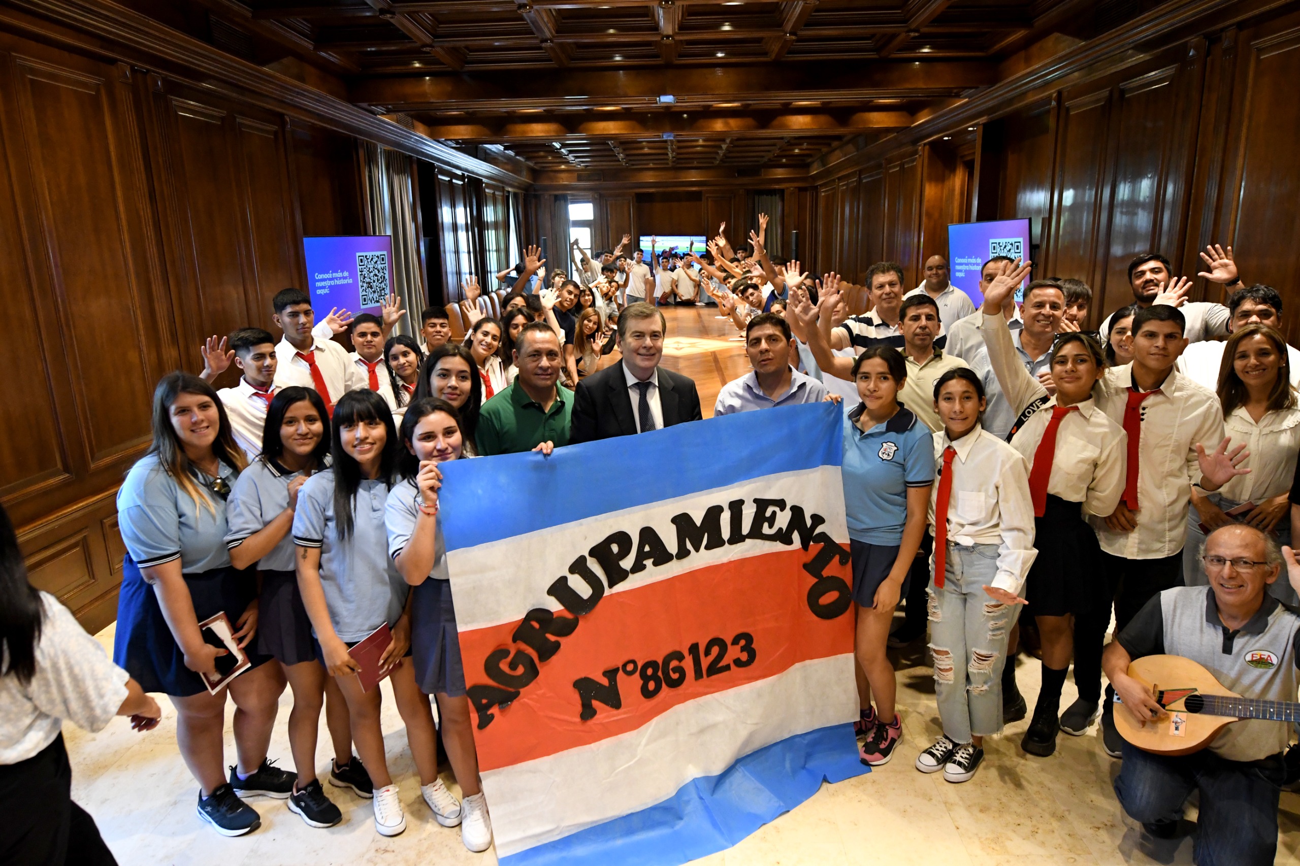 Zamora con estudiantes de diferentes departamentos