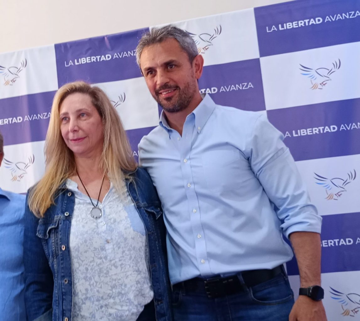 Revuelo por la imagen de Karina Milei descansando en los hombros de Martín Menem