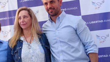 Revuelo por la imagen de Karina Milei descansando en los hombros de Martín Menem