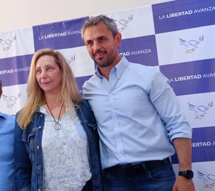 Revuelo por la imagen de Karina Milei descansando en los hombros de Martín Menem