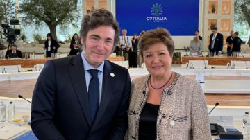 A Milei, ¿le dan los números? La razón de Martín Guzmán para arrogarse la baja de sobrecargos del FMI