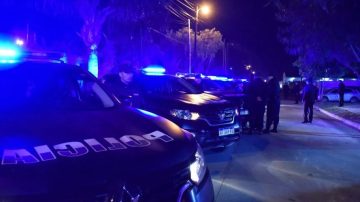 Brutal asalto en el B° Mariano Moreno: un grupo armado irrumpió en su casa, lo golpearon y amenazaron, y prendieron fuego una moto