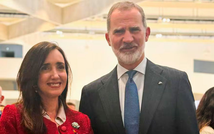 ¿Y la casta? En su visita a España, Victoria Villarruel atacó a Pedro Sánchez y se sacó fotos sonrientes con el rey Felipe VI