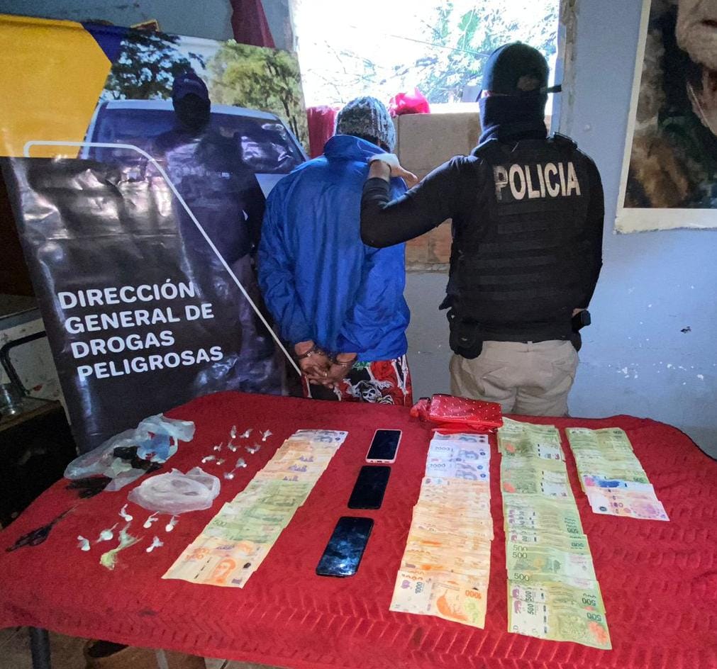 Secuestran casi $400 mil y más de 20 envoltorios de droga en desmantelamiento de red de narcomenudeo