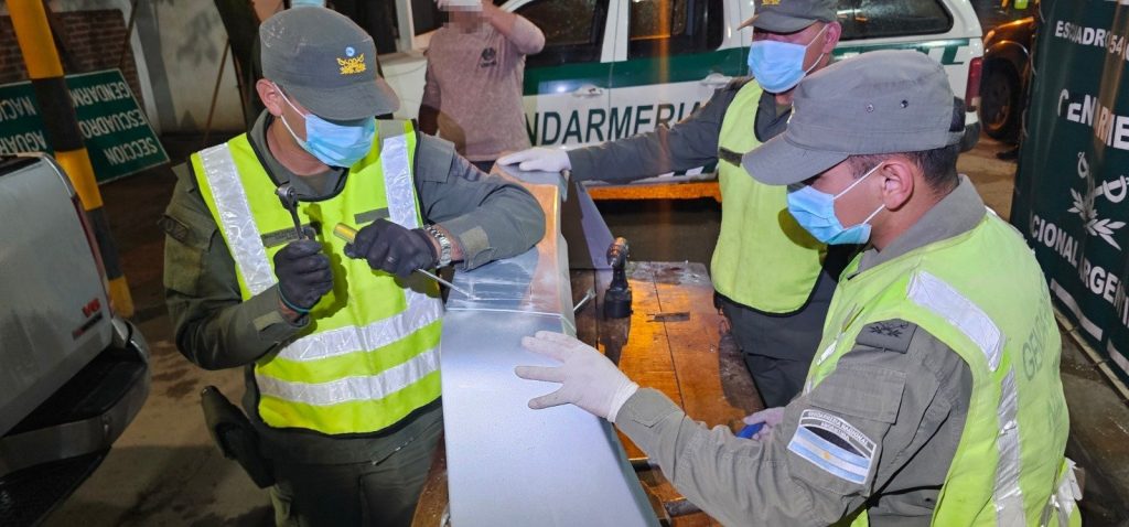 Narcotráfico: Descubren metanfetamina oculta en el alerón de una 4×4