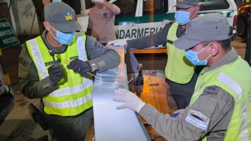 Narcotráfico: Descubren metanfetamina oculta en el alerón de una 4×4