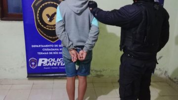 Detienen a un joven por robar una horma de queso desde un supermercado