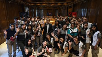 Gerardo Zamora recibió a estudiantes de Quimilí y Colonia Alpina