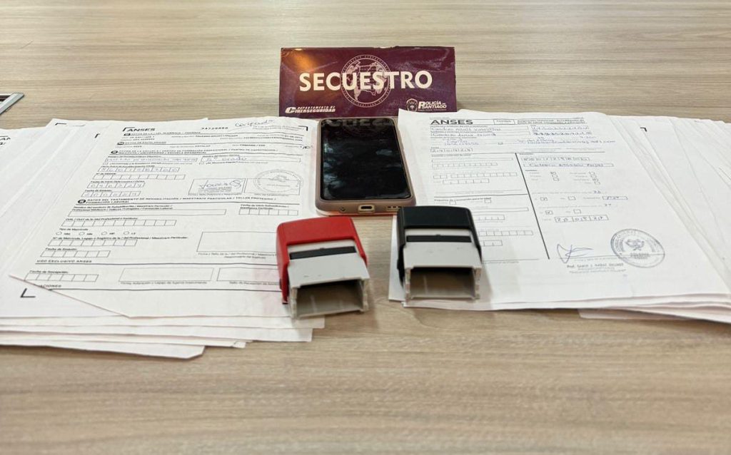 Falsificaba sellos y firmas para estafar a los santiagueños