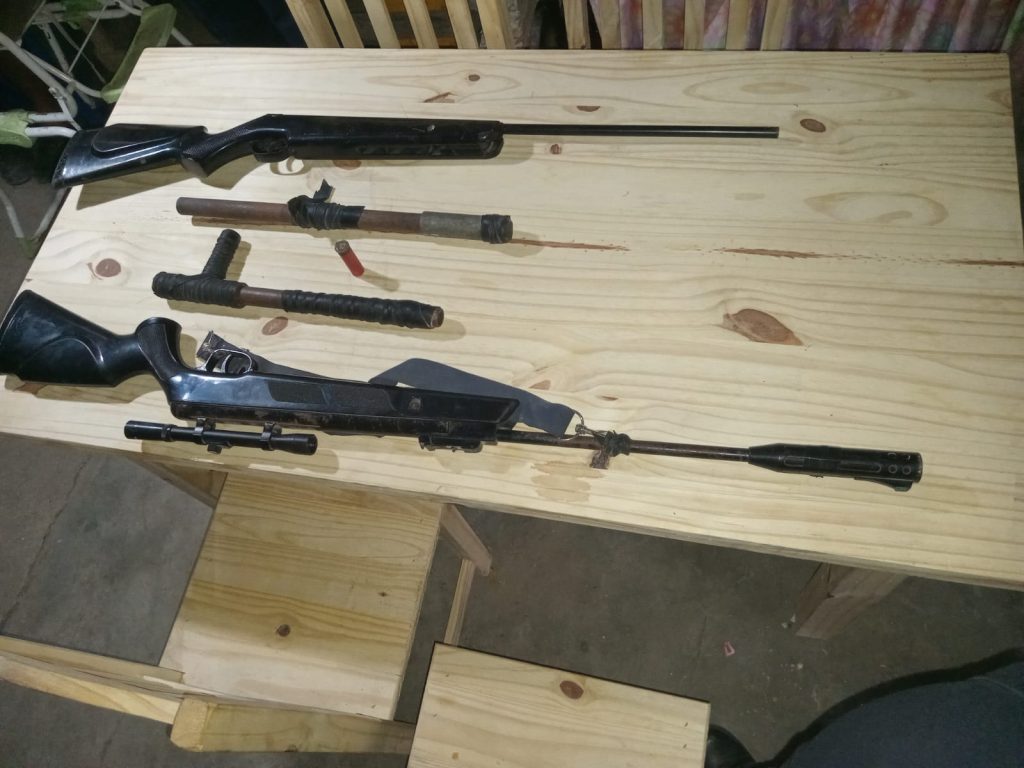Amplio despliegue policial en la zona sur con siete allanamientos simultáneos: un menor detenido y secuestro de armas de fuego