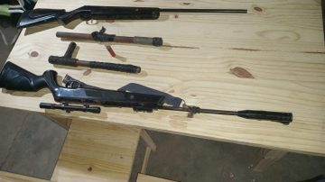 Amplio despliegue policial en la zona sur con siete allanamientos simultáneos: un menor detenido y secuestro de armas de fuego