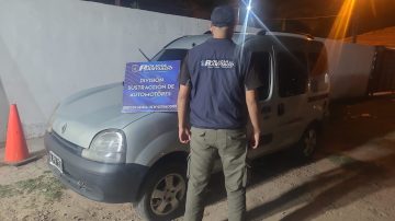 Secuestran utilitario con patente trucha y denunciado romo robado