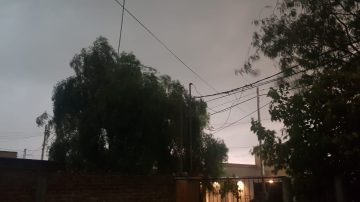 Fotos y videos de la fuerte tormenta en Santiago del Estero: lluvia, viento y oscuridad en plena siesta