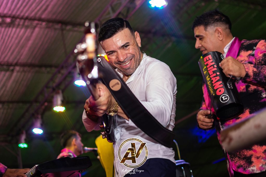 Video: esto pasa cuando se corta el sonido en un show de Alejandro Veliz